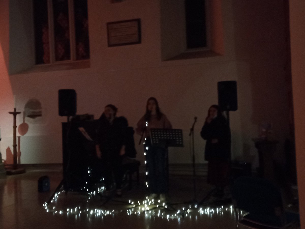 OpenChurchGu's tweet image. Great to welcome those who came along to our Christmassy evening yesterday. A real buzz in the church. Fab carols by the band, beautiful decor and cosy atmosphere in @HTSM_Guildford, chilled vibes and a supply of mince pies and spiced apple juice. #Inclusive #FreshExpressions