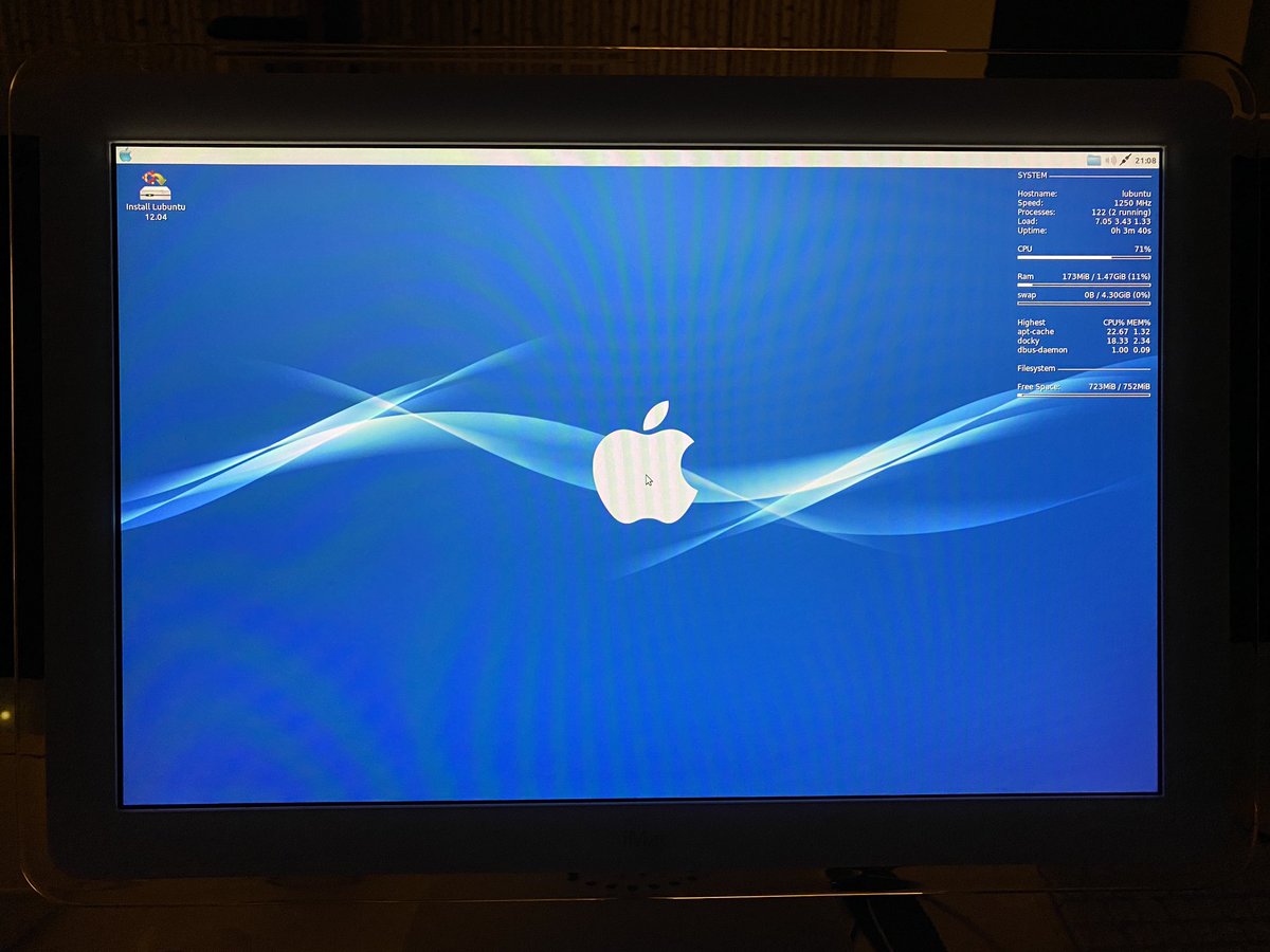 bjornbergstroem's tweet photo. In between upgrading my #Clamshell iBook, I am trying out various #Lubuntu remixes on my #iMac G4 20"/1.25 GHz. This is Macbuntu 12.04 Remix by #wicknix . https://t.co/nMlpbZAeWT https://t.co/aZF8Pfyo6L