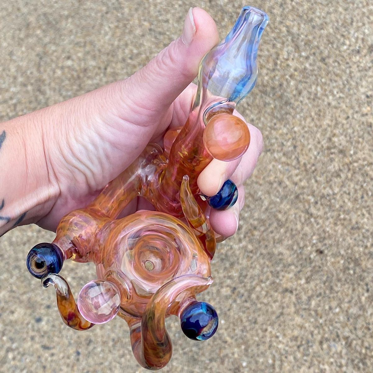 blackraynecloud's tweet photo. Still up for saleβ¦all the gold fume can be yours with its own storage/stash bag for just $200. #glassblowers #glassblower #goldfumegang #goldfume #sherlockpipe #sidecarpipe #joeget https://t.co/Q9bN9NPW5R