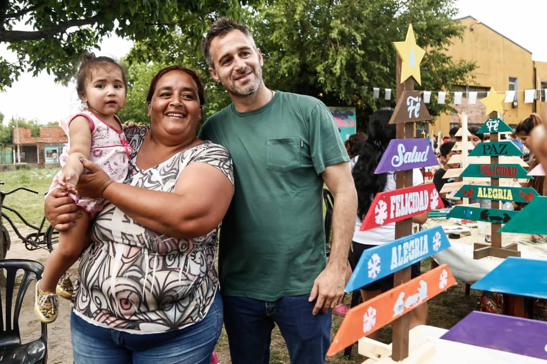 FedericoAchaval's tweet photo. Queremos que cada familia de #Pilar pueda vivir una navidad con amor, alegría y esperanza, porque eso es lo que representa esa fecha tan especial. 

En el barrio #Pinazo compartimos un nuevo taller de armado de arbolitos. https://t.co/jMUA9TOuG0