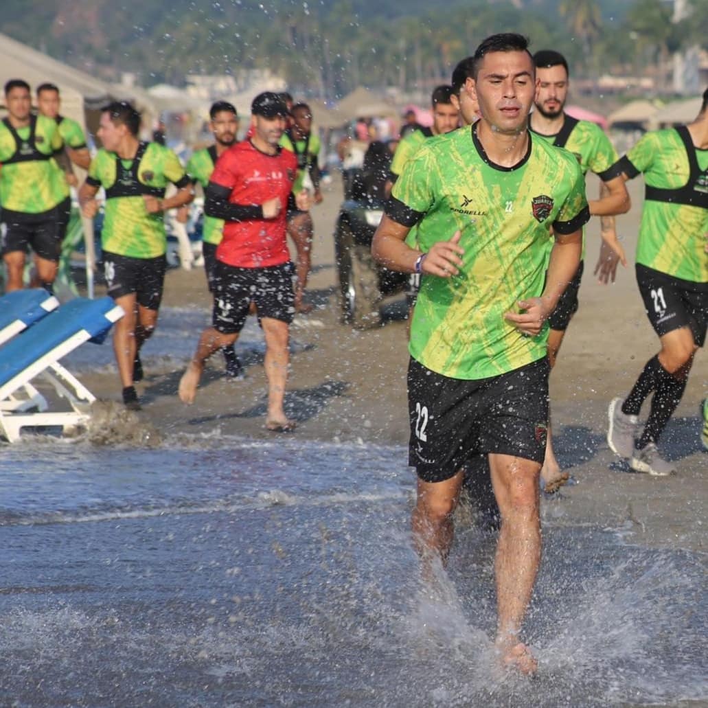 Sábado de pretemporada en playa  🏃🏻 🌊 #PaulAguilar #Teamaguilar #fcjuarez 👊🏻💪🏻💪🏻