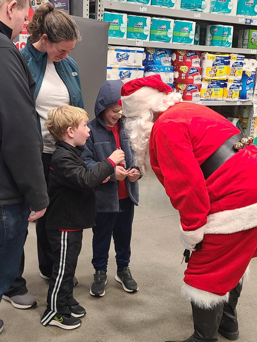 JasonMathieu18's tweet photo. Having fun and spreading some holiday joy.  @Bracken73P @Anthony_Battle1 #Winterfest2021 https://t.co/tgKTvg3LQ0