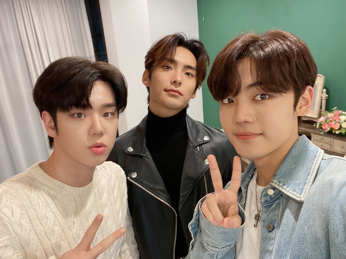 ace7mxco's tweet photo. [TWITTER] 21.12.11

[#ACE_PHOTO] 📸

211211 2022 A.C.E SEASON'S GREETINGS #ACE_COMPANY
#위드드라마 El evento de videollamada de Withdrama ha terminado☑️

Los empleados de la Compañía A.C.E
en ropa de civil 👖🧶🖤

#ACE #에이스
#에이스_컴퍼니

Trad esp A.C.E México https://t.co/tXSlNyOczK