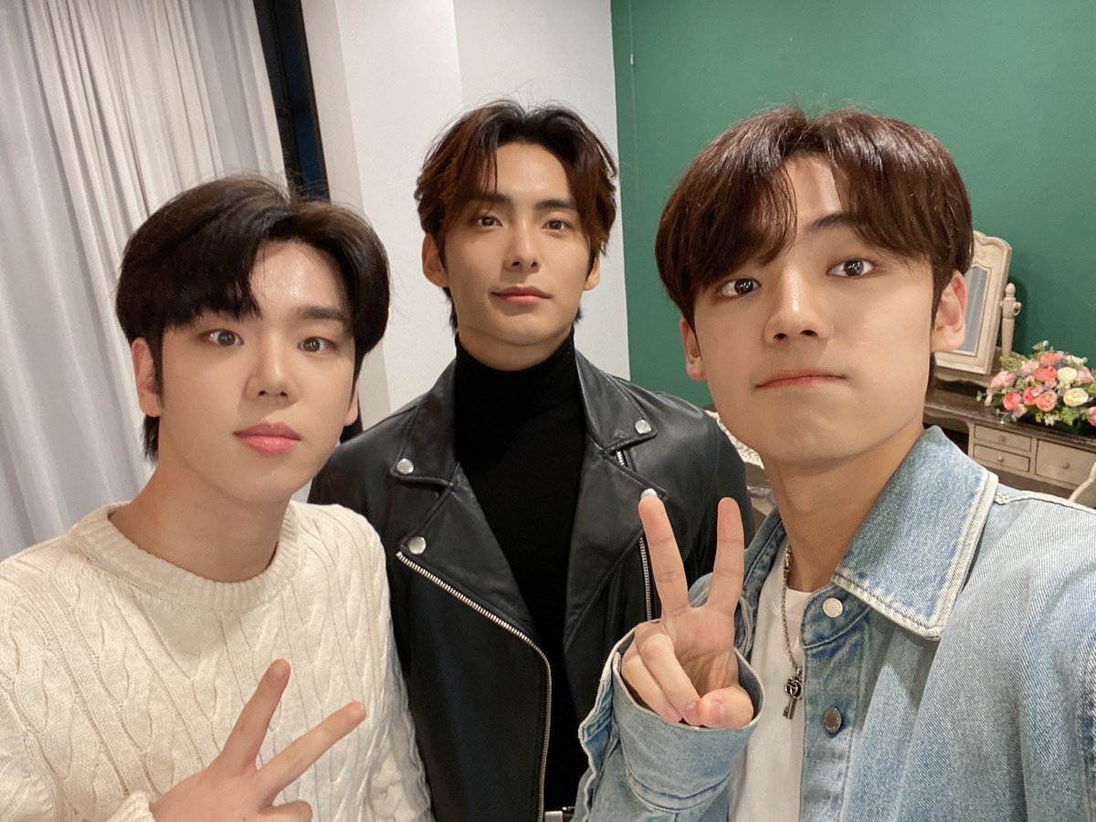 ace7mxco's tweet photo. [TWITTER] 21.12.11

[#ACE_PHOTO] 📸

211211 2022 A.C.E SEASON'S GREETINGS #ACE_COMPANY
#위드드라마 El evento de videollamada de Withdrama ha terminado☑️

Los empleados de la Compañía A.C.E
en ropa de civil 👖🧶🖤

#ACE #에이스
#에이스_컴퍼니

Trad esp A.C.E México https://t.co/tXSlNyOczK