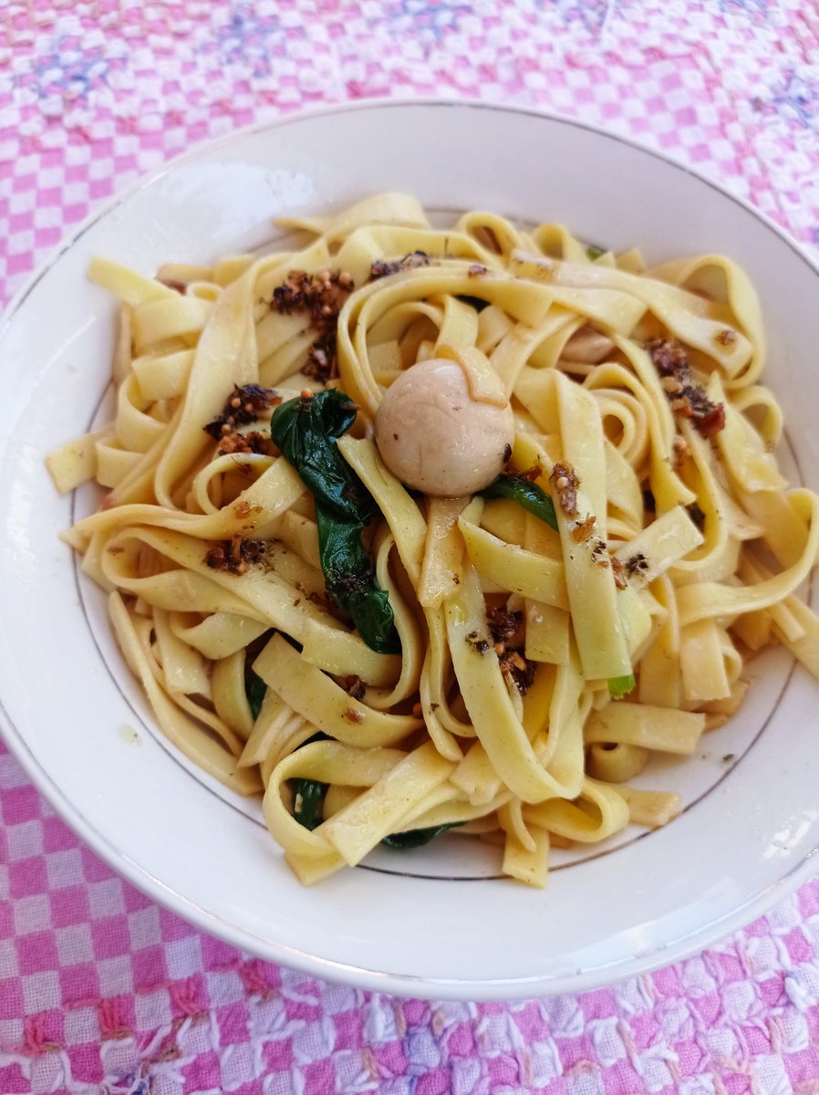 fonzocomics's tweet photo. Home made pasta with mushroom, spinash and chimichirri saรบde instead of pesto, absolutely delicious , you can also try with lรขminas de parmesano and nuts my wife rules!!! #pasta #mushroons #vegetables #confortfood #homemadefood #gourmet #homecooking https://t.co/mrvZ9gqnN3 https://t.co/bEMcdzxuA0