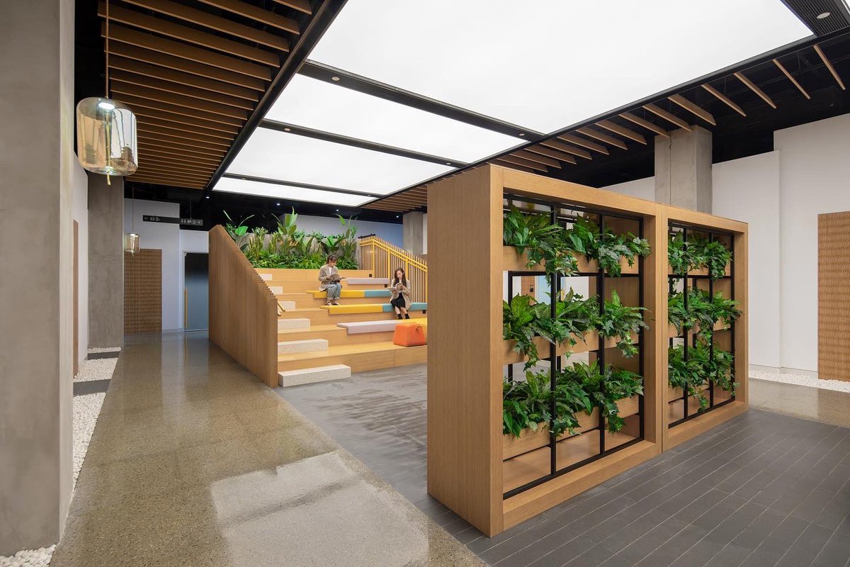 SHHArchitects's tweet image. We use a range of materials, colours and finishes to create an inviting lecture interior, part of our C22 Coworking Clubhouse project in Shanghai. 

#shharchitects #materialfocus #hospiralitydesign #coworking #coworkingspace #cosharinginteriors #officedesign #officedesigner