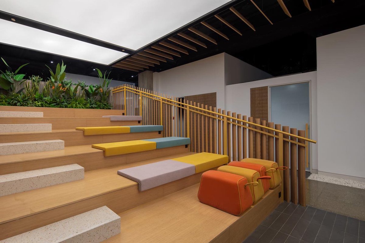 SHHArchitects's tweet image. We use a range of materials, colours and finishes to create an inviting lecture interior, part of our C22 Coworking Clubhouse project in Shanghai. 

#shharchitects #materialfocus #hospiralitydesign #coworking #coworkingspace #cosharinginteriors #officedesign #officedesigner