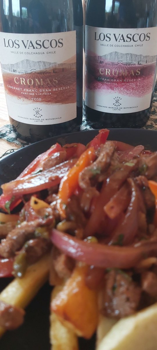 reinaentrecopas's tweet photo. No hay formato mejor que #Historias pa'vino🤗 De los dos 🍷 x cierto el Syrah 💜para el lomo saltado. #LosVascos #Colchagua #Cromas emprendimientos #LasBrisasNavidad https://t.co/W2ngyVJPRv