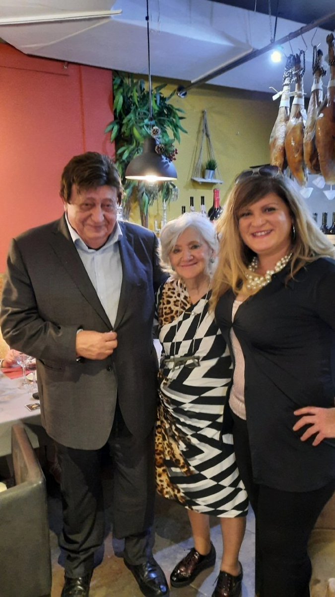 PAPELERIALAQUIN's tweet photo. Hoy he tenido el placer de conocer a dos GRANDES de nuestras LETRAS en #Antequera..la encantadora poeta Dña. Loli Carmona y el gran escritor D. José Luis Sánchez-Garrido Reyes
Les he dado la enhorabuena por su arte y sus 😍 libros 👏🤗
#exlibric #escritoresantequeranos https://t.co/etFZ7Paqvw