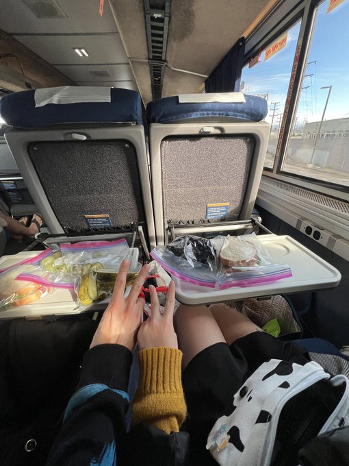 1 pic. Im on a 35 Hour train ride from SoCal to Seattle! https://t.co/DKKE9tn3bP