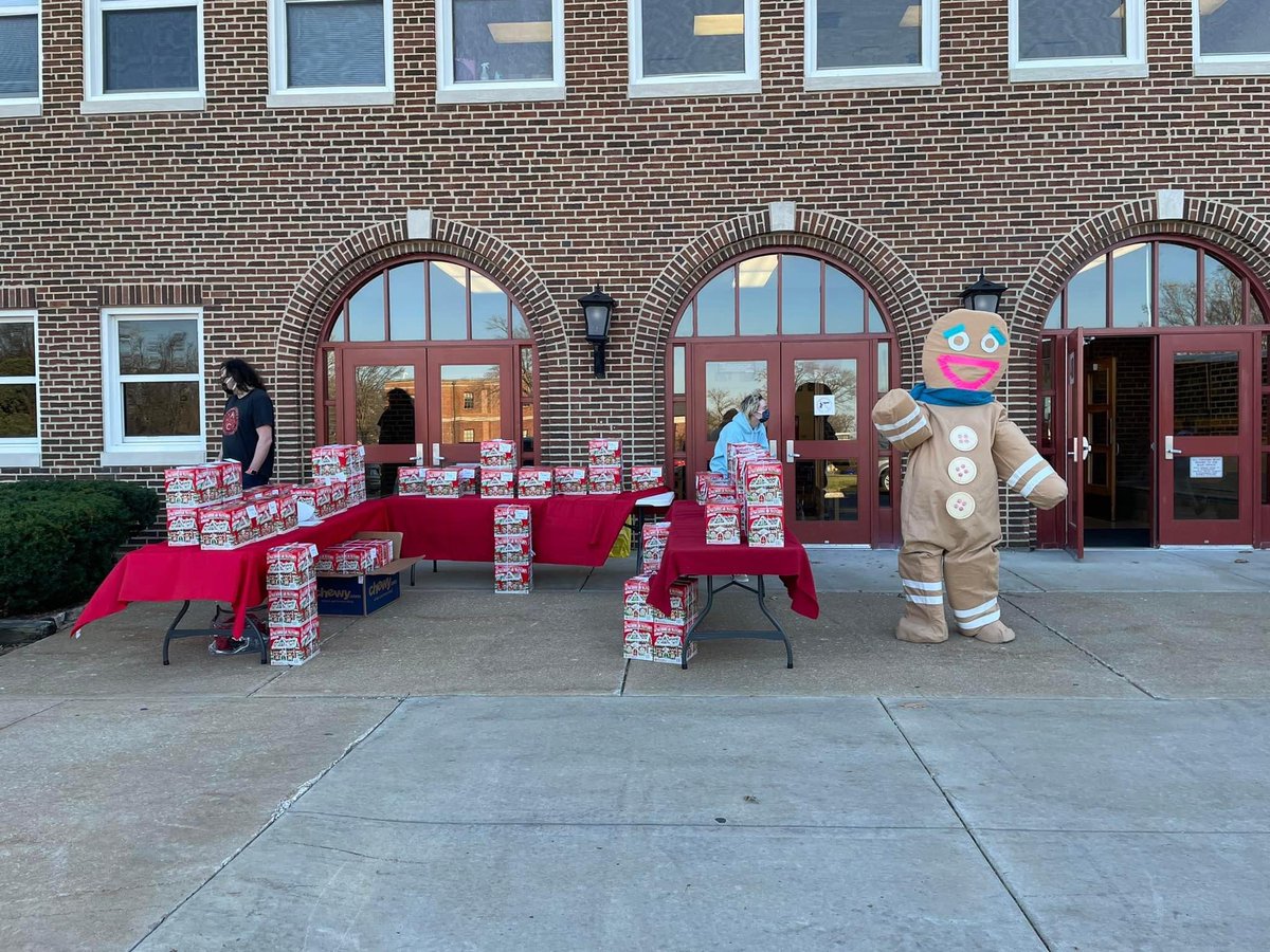 SMNorthPTSA's tweet photo. Pickup complete! Thanks to our @SM_NORTH_HS community, The Gingerbread Man, John Bartel, and generous event sponsors, Nick Wilson with Edward Jones, Sixty16 Apartments, and Jill Molina! 

Send shots of your creations to smnorthptsa@gmail.com by 11:59 pm 12/12 😉 https://t.co/yxXAjueQTi
