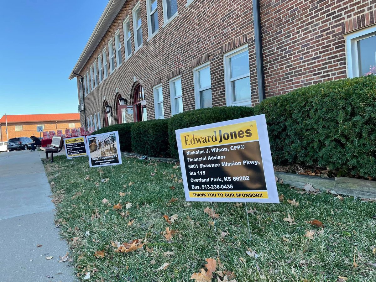 SMNorthPTSA's tweet photo. Pickup complete! Thanks to our @SM_NORTH_HS community, The Gingerbread Man, John Bartel, and generous event sponsors, Nick Wilson with Edward Jones, Sixty16 Apartments, and Jill Molina! 

Send shots of your creations to smnorthptsa@gmail.com by 11:59 pm 12/12 😉 https://t.co/yxXAjueQTi