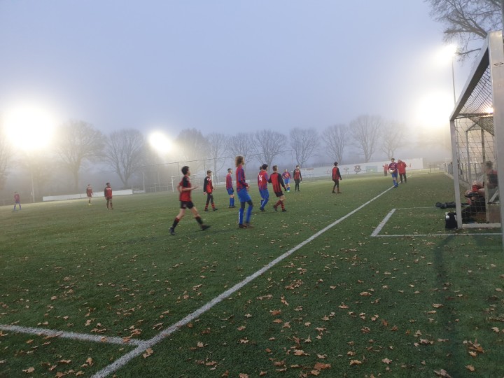 Onze JO17-1 neemt in een bijna op een avondwedstrijd lijkende pot de punten mee terug naar Doesburg.  DVC wordt nipt met 1-2 verslagen. #nugeenlantaarndragermeer ! #sc_doesburg