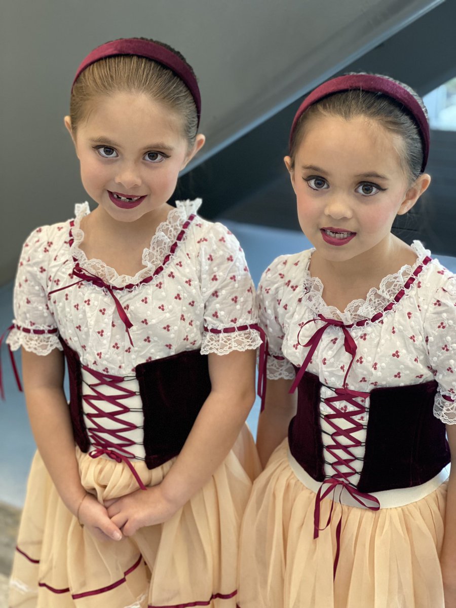 a2nurse99's tweet image. after some minor freaking out and having to turn around once because we forgot our ballet shoes, we made it to dress rehearsal! #blitzlets #twins #Nutcracker