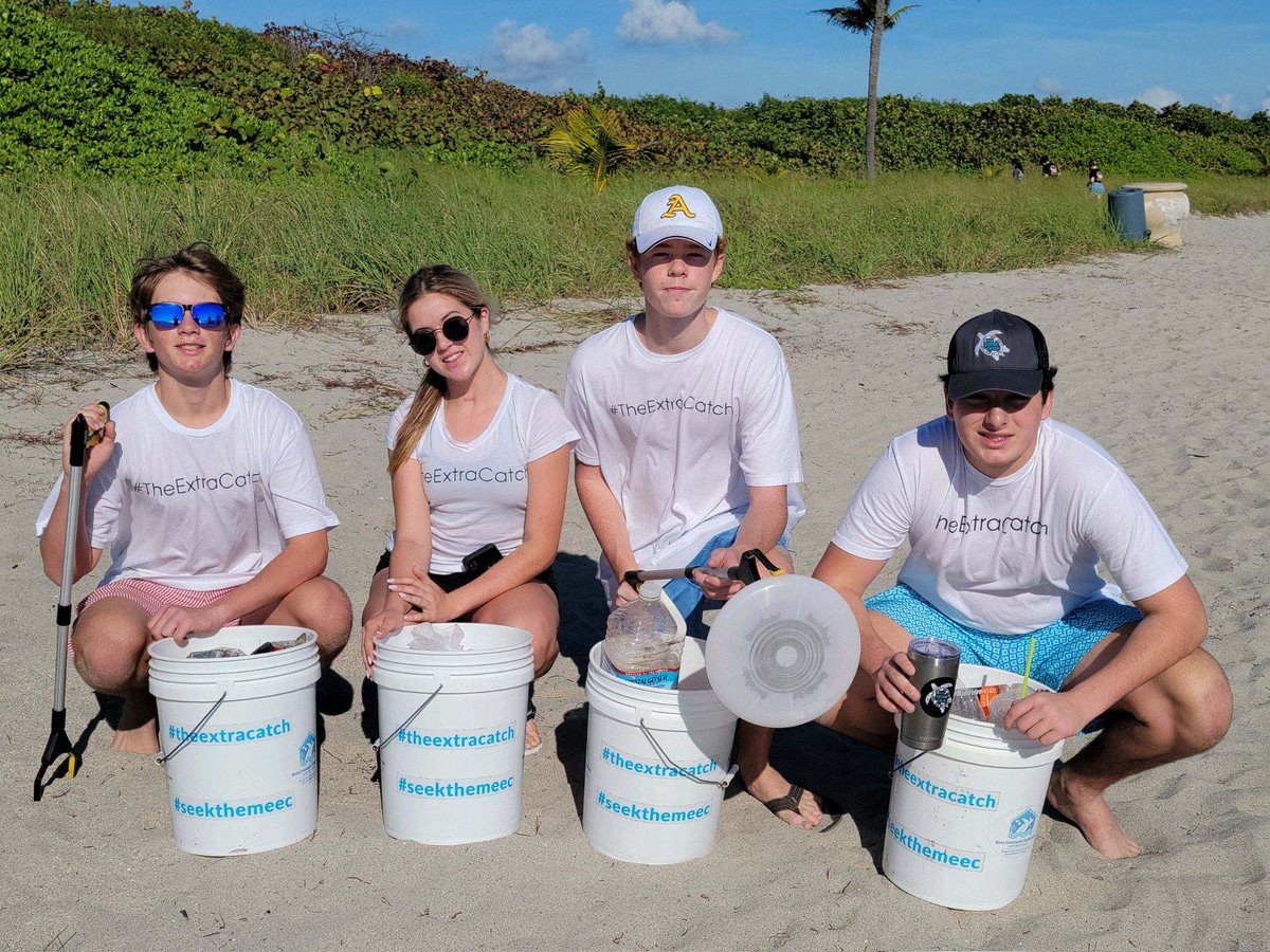 TheExtraCatch's tweet photo. Today was a #beautiful day for a #beachcleanup! Thanks to Mick Hooley for bring his @TheExtraCatch team from St. Thomas Aquinas High School to join @freeourseas in their efforts to keep our #oceans #plasticfree! https://t.co/xEnJuX0kGH