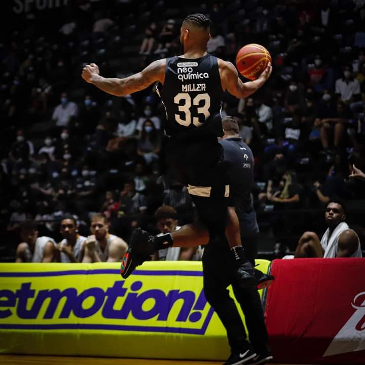 timaouni's tweet photo. BASQUETE DO TIMÃO JOGA NO NORDESTE PARA TENTAR RECUPERAR CAMINHO DAS VITÓRIAS NO NBB
🏀🏴🏳🖤🤍🏀

O Timão vai à quadra hoje pelo @NBB. No Ginásio CFO, em Fortaleza (CE) o @Corinthians encara o Fortaleza/Basquete Cearense-CE. A bola sobe 16h10.

📺 @tvcultura 
📷 @corinthiansbskt https://t.co/xdt9LDwq9B
