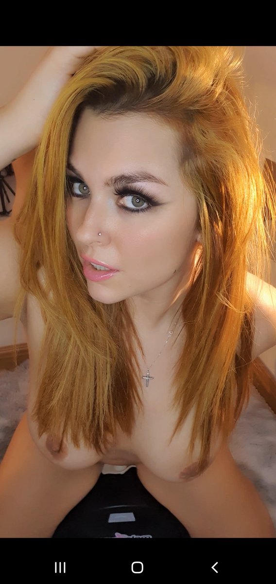 Hope everyone is having a #sexysaturday retweet if you'd fuck my face with my eyes looking at you like this 😜