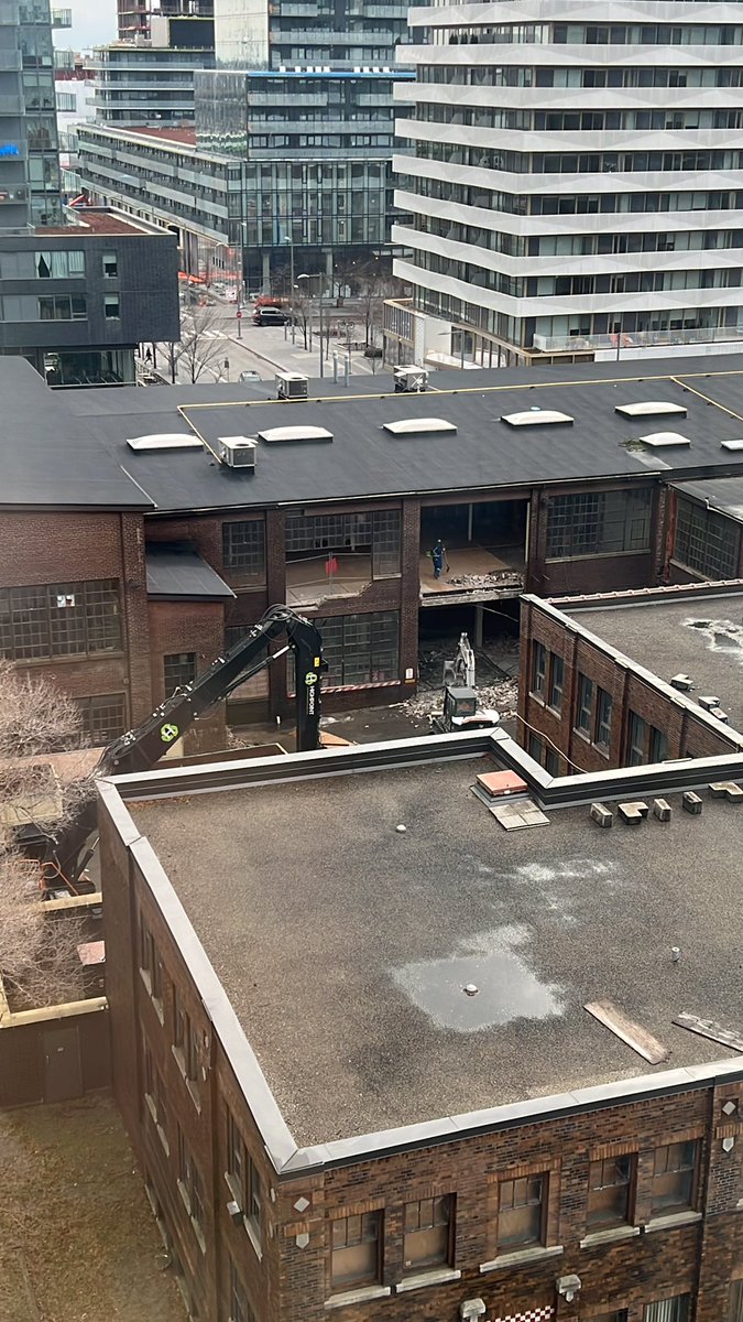 everydayhim_'s tweet photo. @FoundryFriends I thought they weren’t supposed to touch this building? Also, why do they insist on doing this on a Saturday? https://t.co/TY0bMHxYvU