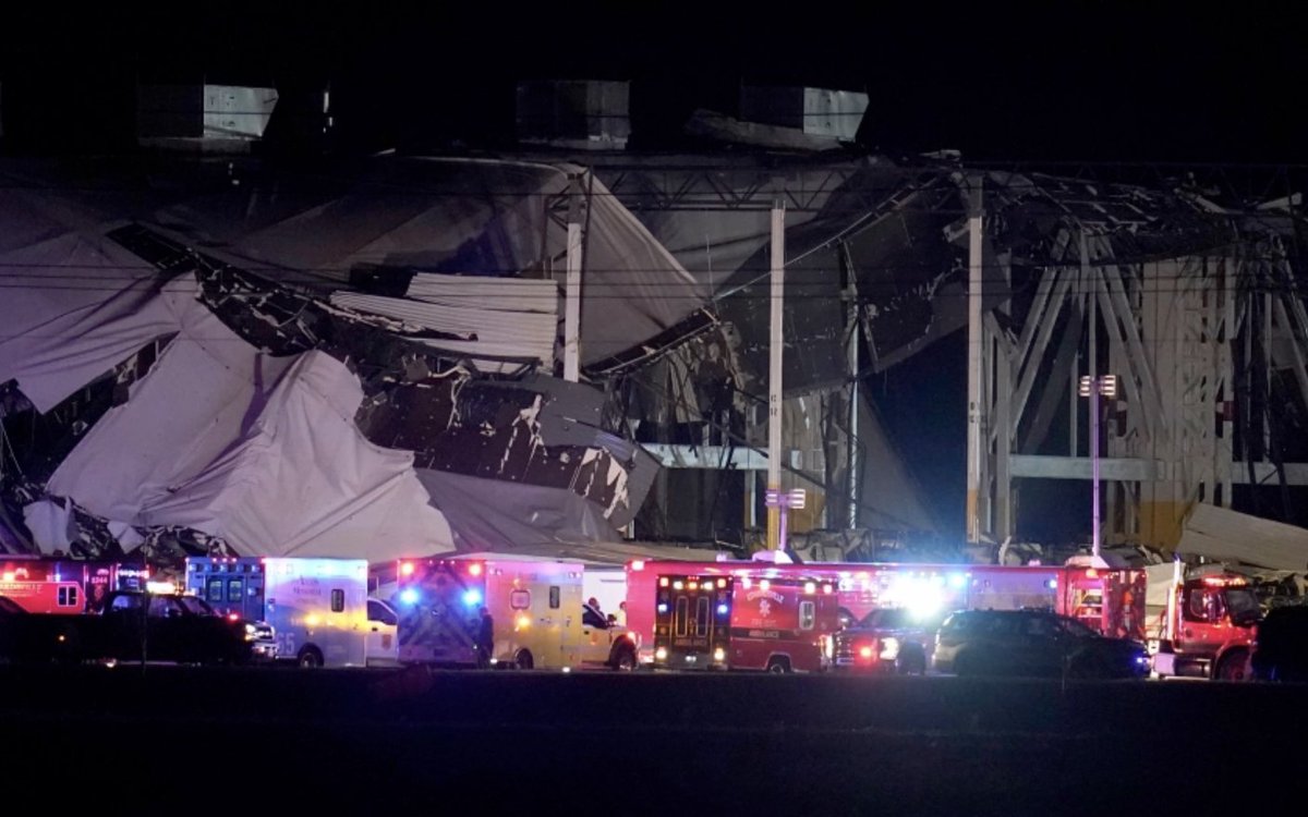 ErinInTheMorn's tweet photo. I was tracking the tornado with friends last night.

The Amazon warehouse had HOURS of lead time. 

The fact that Amazon still required people to show up to their shifts in a tornado warning and didn't shut things down is a travesty. 

These deaths could have been prevented. https://t.co/bLjtMxHu9H