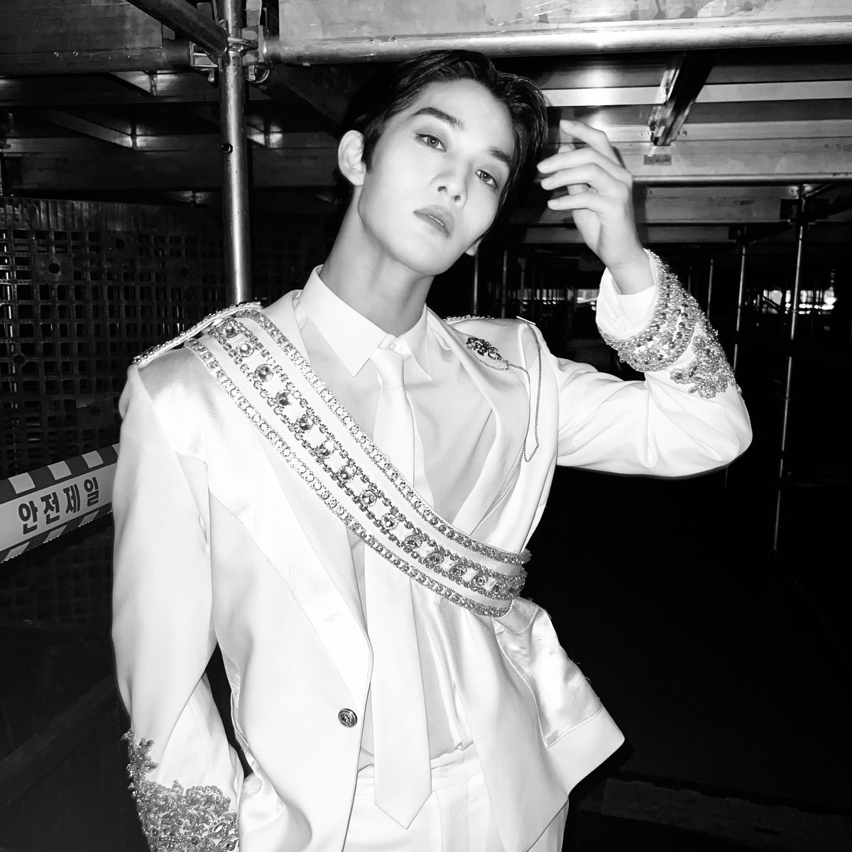 jinyoeung's tweet photo. White brought tremendous sumptuousness down on his vigorous soul, a golden sash embellished his bones with gobs of the auroral sheen sent from the star. His strands are like pulverulent silver with plenty of magnificence that lingers in your eyes mired to him. https://t.co/HAnabdHN90
