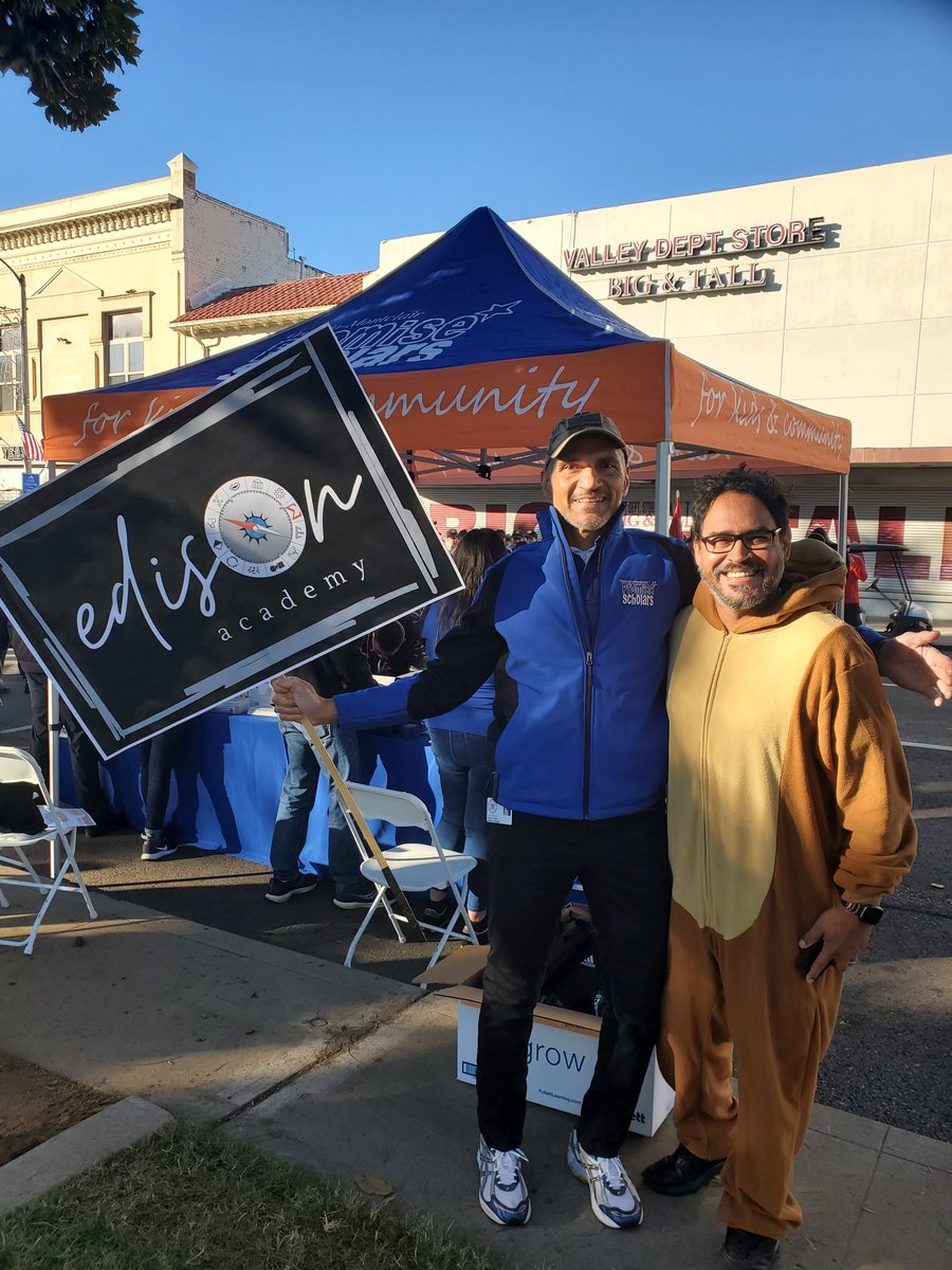 DeAnza_OMSD's tweet photo. Dr. Melendez representing @OntMontPS and Principal Lopez from @Edison_OMSD, the school with the most participants in today's event in @CityofOntario! https://t.co/xqVfjjJqJE