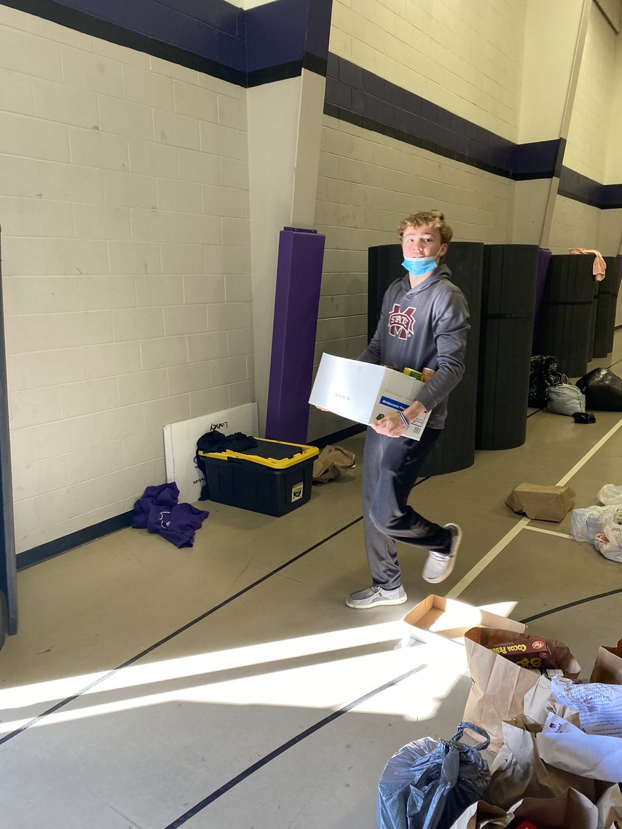 boysbulletbball's tweet photo. Really proud of our boys today. Had a rough week on the hardwood this week. Came in and got better this morning. And more importantly, volunteered their time at the Food Drive after practice. #bulletpride #BeExcellentToday https://t.co/0lV4BpVnJi