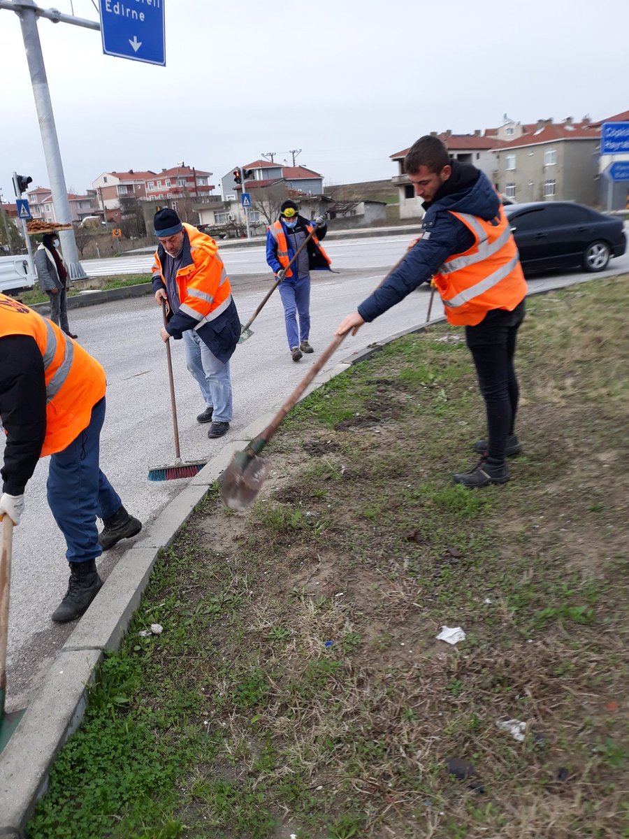 AHMETtu08312657's tweet photo. ZIRLI ARABALARI YÜKSEK ASTRONOMIK MAAŞLARI BIR KENARA BIRAKIP ISCININ YANINDA OLUN DESEM BIRAKAMAZSINIZ VALLA BEN OLSAM BENDE BIRAKMAM RAHAT TIRYAKILIK YAPIYOR @turkiskonf #TaşeronunYanındaOl @kilicdarogluk @meral_aksener @Ahmet_Davutoglu @cenginyurt52 @Ahmet_Davutoglu https://t.co/G0N9ClQ4RH