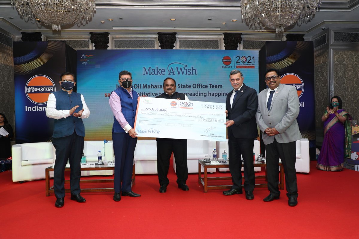 ED_MSO's tweet photo. Shri S M Vaidya, @ChairmanIOCL handed over a cheque, of Voluntary contribution made by IOCians to Mr Maneck Davar, Managing Trustee, Make A Wish Foundation India, on behalf of all IndianOil Employees. https://t.co/DMrwpJHv9O