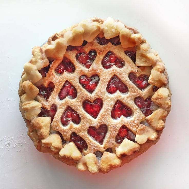 seokuva's tweet photo. beautiful designs on strawberry 🍓🥧 https://t.co/ooI99rC57F
