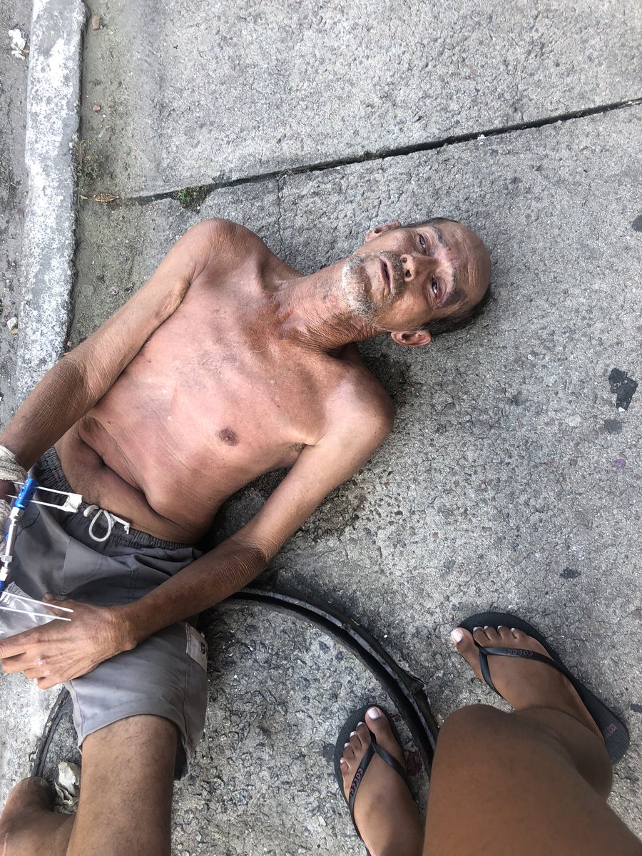 miriam541355's tweet photo. Gente esse senhor está perdido, diz ele que mora na Laureano caiu e bateu a cabeça, ainda está com um ferro na mão me ajudem a achar a família dele 🥺 pensam como se fosse a família de vcs 🙏🏻 https://t.co/6H9R9eUT1Z