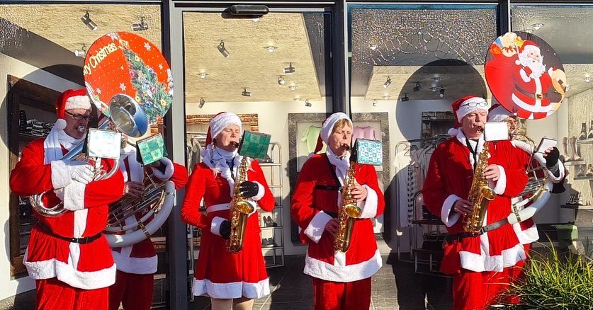 MACentertainm's tweet image. Onze Kerstmannenband liep vandaag in Bilthoven. Mooi om te zien dat deze grote band toch nog kon optreden in deze tijden met Corona. Bedankt.