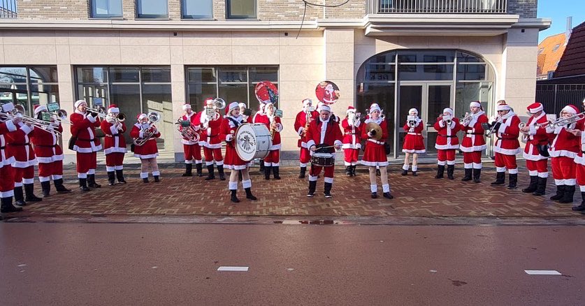 MACentertainm's tweet image. Onze Kerstmannenband liep vandaag in Bilthoven. Mooi om te zien dat deze grote band toch nog kon optreden in deze tijden met Corona. Bedankt.