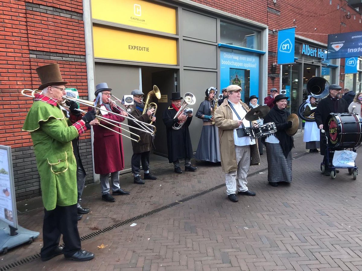 MACentertainm's tweet image. Vandaag liep Dweilorkest Dorst zijn eerste optreden als Charles Dickens Band in Houten. Bedankt voor jullie medewerking. @DorstMijdrecht