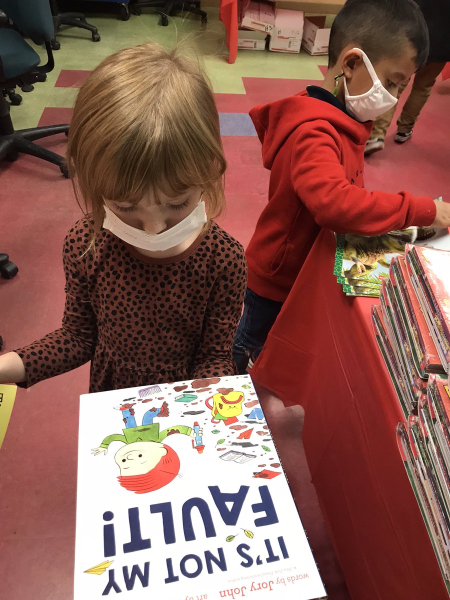BeGreatIE's tweet photo. We had a holiday book fair yesterday 📚 Our members took as many books as they wanted, courtesy of @PandaExpress and @TheUPSStore 
#begreatie #literacy #books https://t.co/YyDAFxsY4d