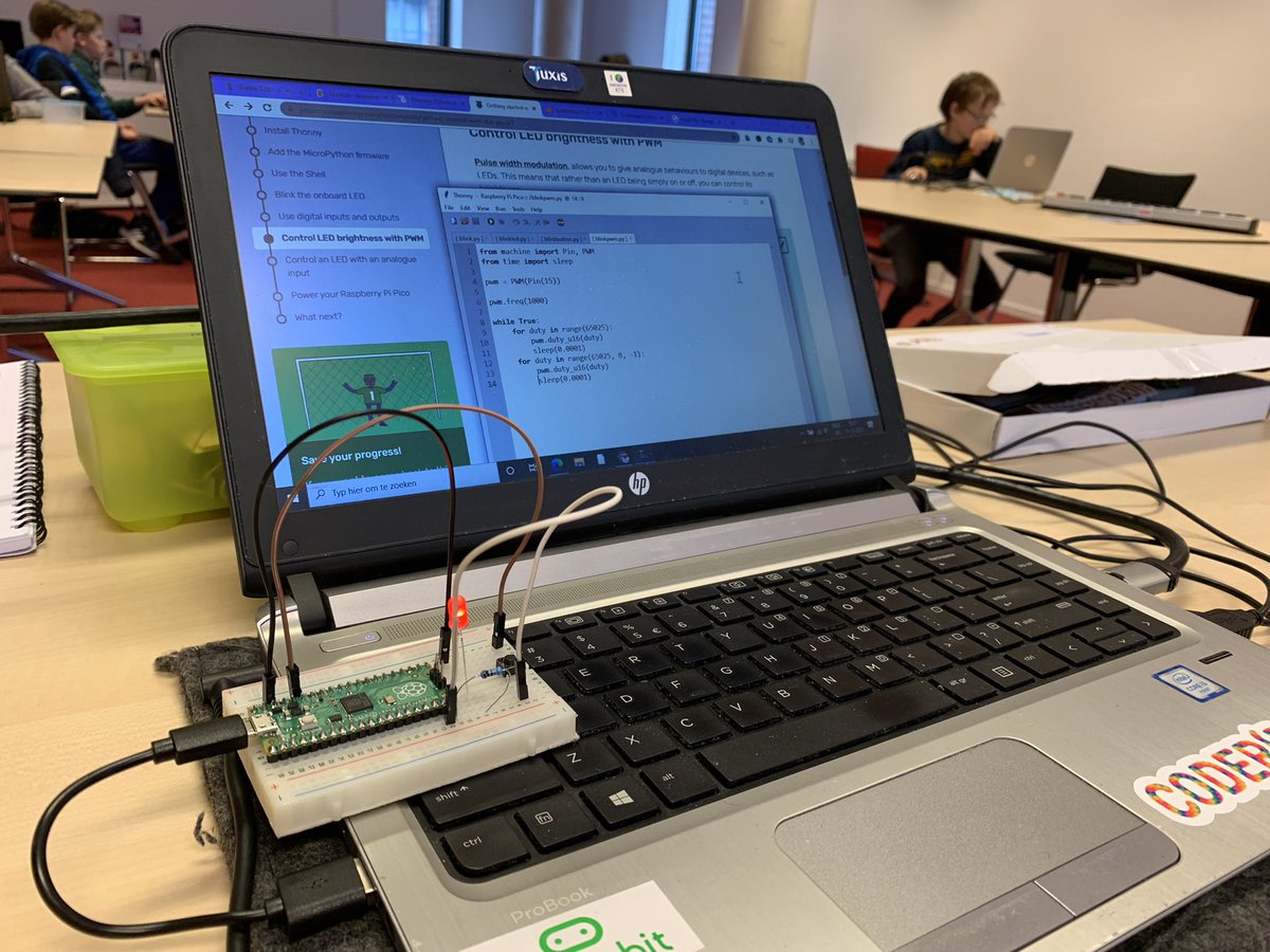 Allemaal lekker bezig! Op ruime afstand. 
En geleerd over de Rasberry Pi Pico 
@CoderDojoNL Thxs voor deze toffe micro-controler. 
#coderdojo