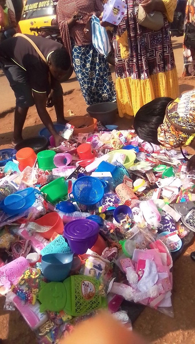 AfanaAlix's tweet photo. A quelques jours des fêtes de fin d'année , vêtements ,sacs , Bijoux et chaussures envahisent les marchés de la ville de Yaoundé    ce samedi 11 décembre 2021.@Baba_WAME https://t.co/TAxkPvpM60