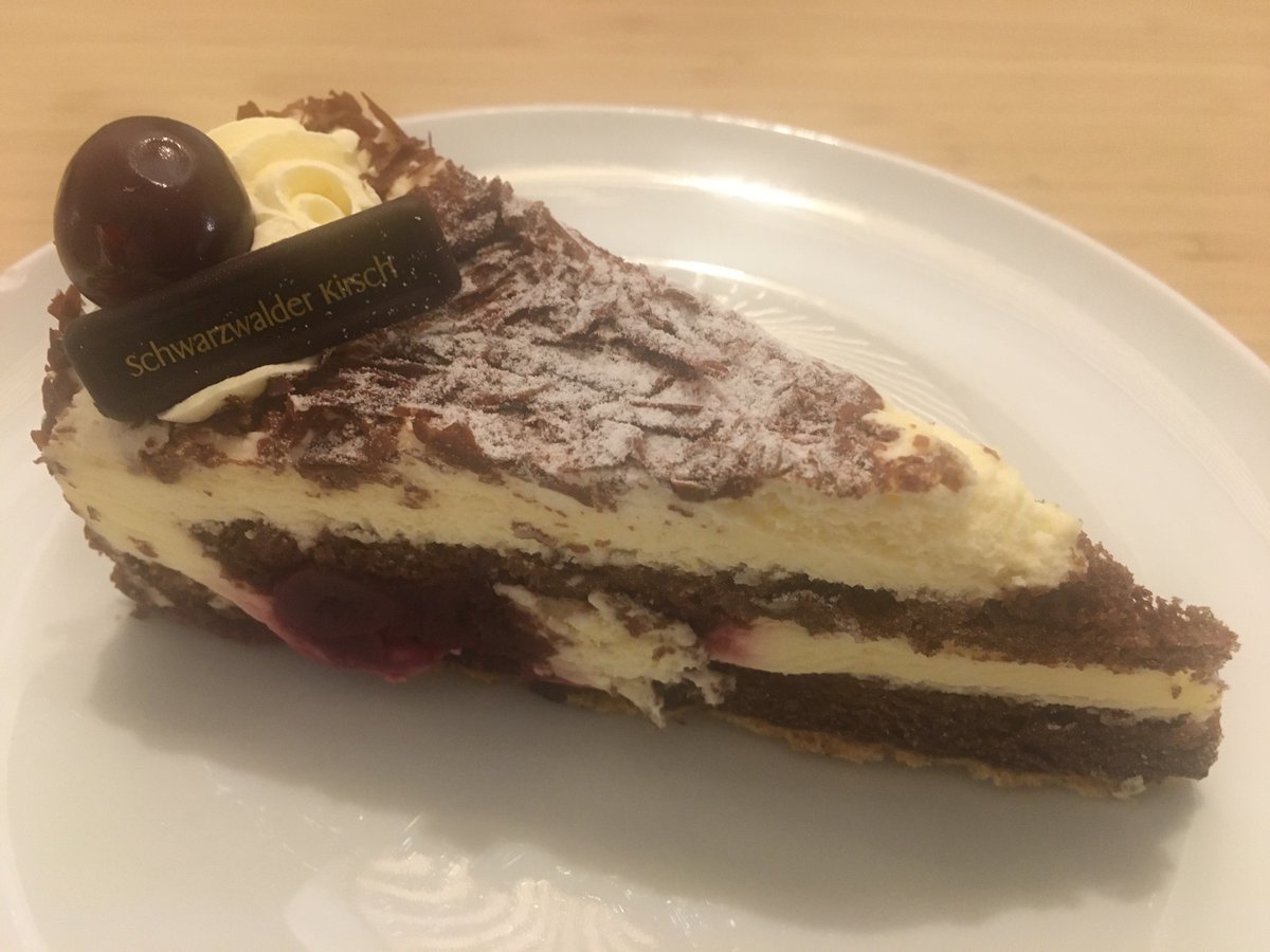 オランダで初めてケーキを購入！
ドイツ語でブラックフォレストって意味の「Schwarzwälder Kirschtorte」という名前！
読めない！笑