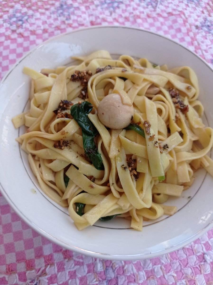 fonzocomics's tweet photo. Home made pasta with mushroom, spinash and chimichurri saรบde instead of pesto, absolutely delicious , you can also try with thin slices of parmesano and nuts my wife rules!!! #pasta #mushroons #vegetables #confortfood #homemadefood #gourmet #homecooking https://t.co/pWx8d5ZvMx