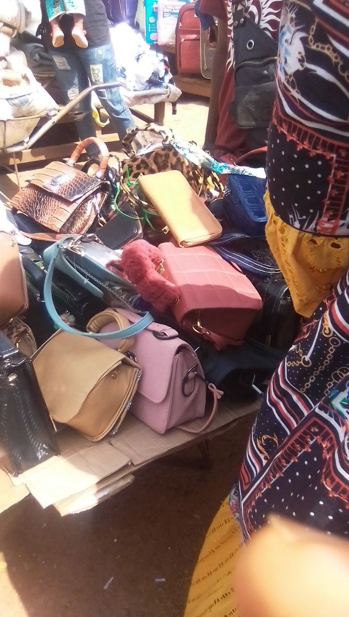 AfanaAlix's tweet photo. A quelques jours des fêtes de fin d'année , vêtements ,sacs , Bijoux et chaussures envahisent les marchés de la ville de Yaoundé    ce samedi 11 décembre 2021.@Baba_WAME https://t.co/TAxkPvpM60