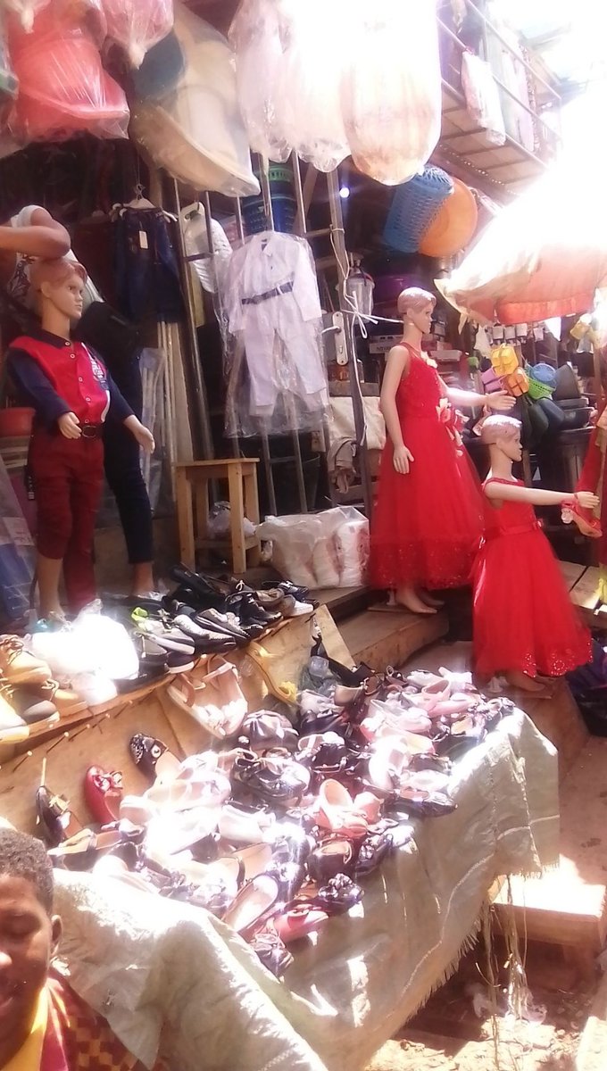 AfanaAlix's tweet photo. A quelques jours des fêtes de fin d'année , vêtements ,sacs , Bijoux et chaussures envahisent les marchés de la ville de Yaoundé    ce samedi 11 décembre 2021.@Baba_WAME https://t.co/TAxkPvpM60