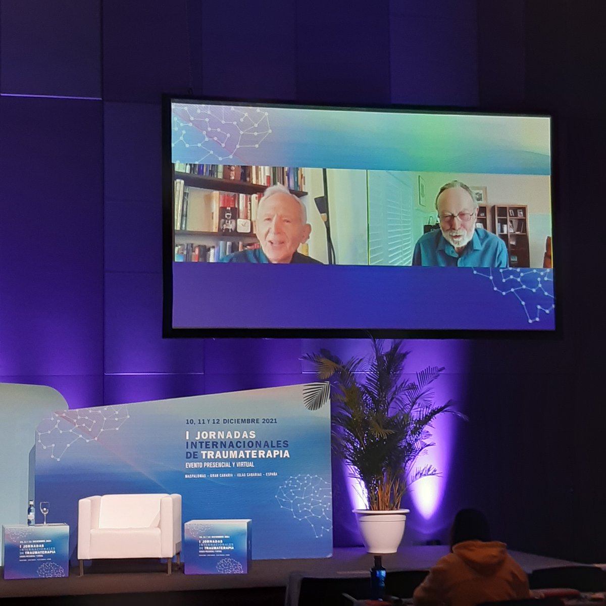 copjornadas's tweet photo. 📢 No hay mejor forma de cerrar la segunda jornada de las #IJornadasInternacionales de #Traumaterapia que con el #DrPeterLevine y #StephenPorges. Una de las pocas veces en las que han comparecido de forma conjunta, y lo han hecho para nuestras jornadas. ¡Todo un lujo! 😍 https://t.co/0LB0OmjuaI