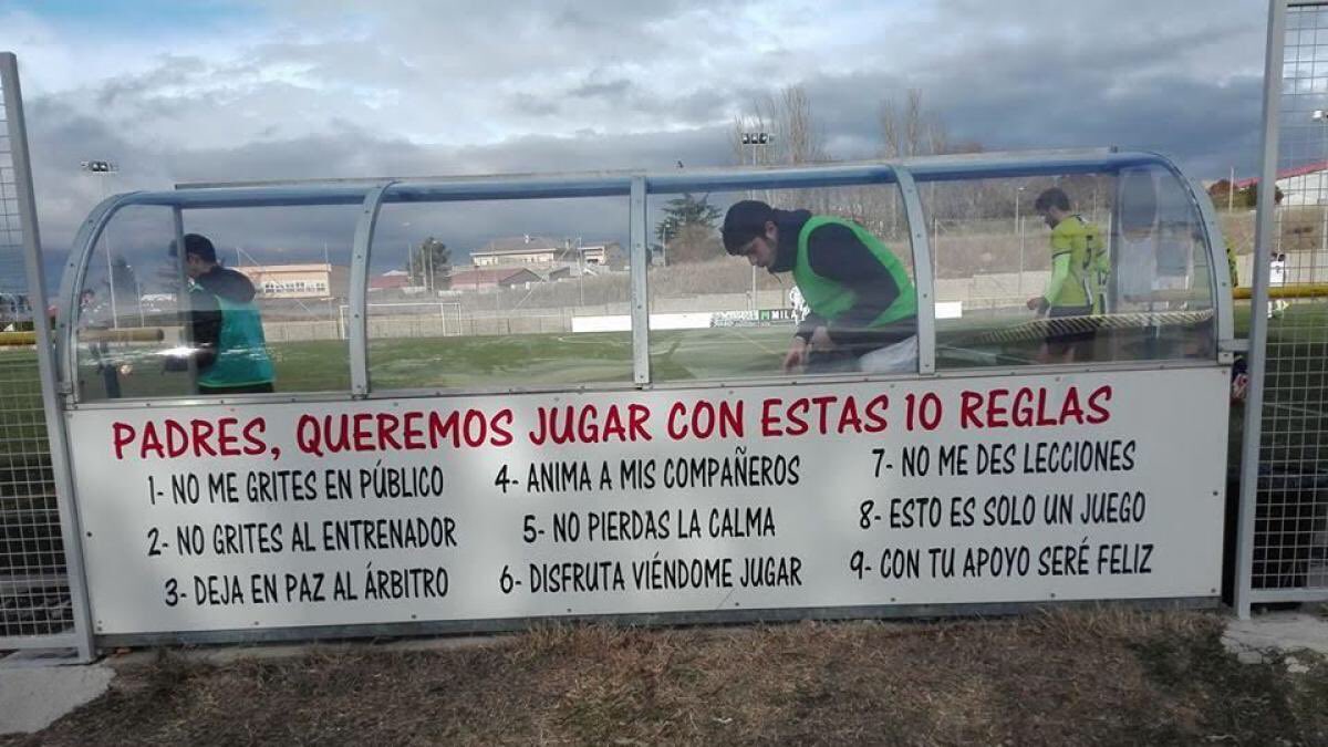 PoliciaAlcorcon's tweet photo. Esta mañana, nos han requerido en los campos de fútbol⚽️ de C/Polvoranca porque mientras los niños jugaban, los padres insultaban al árbitro👨‍⚖️ 

Los👮🏻 han tenido que estar allí hasta la finalización del partido para que no se repitiesen los insultos…🤦🏻‍♂️

¿Qué opináis?🤔 https://t.co/BK5R7qOh0U