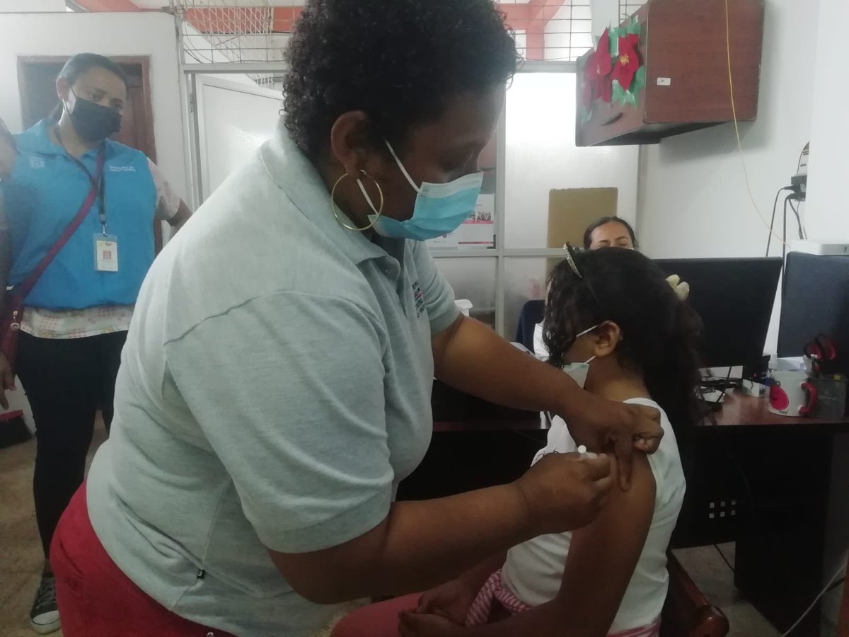 SaludImbabura's tweet photo. #Esmeraldas | Hardy Morales Director del #Distrito08D01 activa Brigada de Vacunación en el Mercado Municipal de Esmeraldas y monitorea que cumpla el objetivo del gran #Vacunatón2021 para inmunizar a la mayor cantidad de ciudadanos que visitan este lugar de concentración masiva https://t.co/ozUDhSoexC