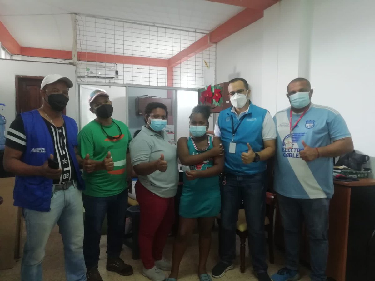 SaludImbabura's tweet photo. #Esmeraldas | Hardy Morales Director del #Distrito08D01 activa Brigada de Vacunación en el Mercado Municipal de Esmeraldas y monitorea que cumpla el objetivo del gran #Vacunatón2021 para inmunizar a la mayor cantidad de ciudadanos que visitan este lugar de concentración masiva https://t.co/ozUDhSoexC