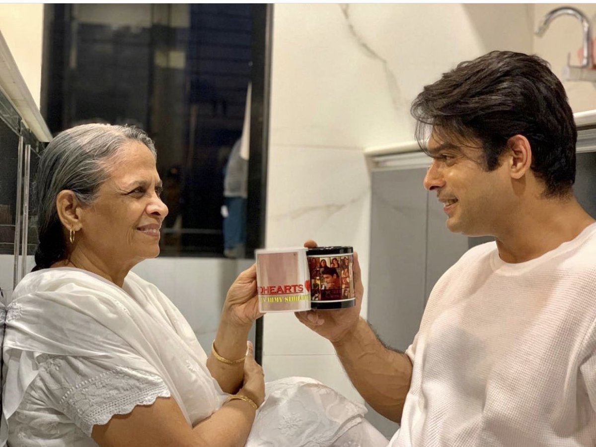 JayaRjs's tweet photo. #HBDSidharthShukla
अनगिनत सी मीठी यादें हैं,
बेशुमार लम्हों की जज्बातें हैं ।
दिल से दिल तक गुजरती चाहतें हैं,
खामोशियों में भी तुम्हारी ही बातें हैं।
❤️❣️❤️ https://t.co/l3sj02RKD0