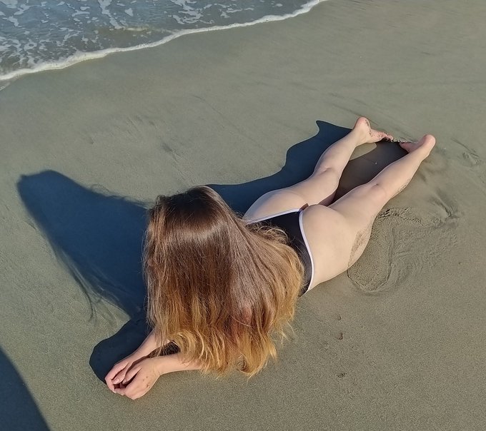 New sexy photos on the beach (OF) 🏝️👙  https://t.co/lzNMfoCGij https://t.co/FPG3YM3JxL