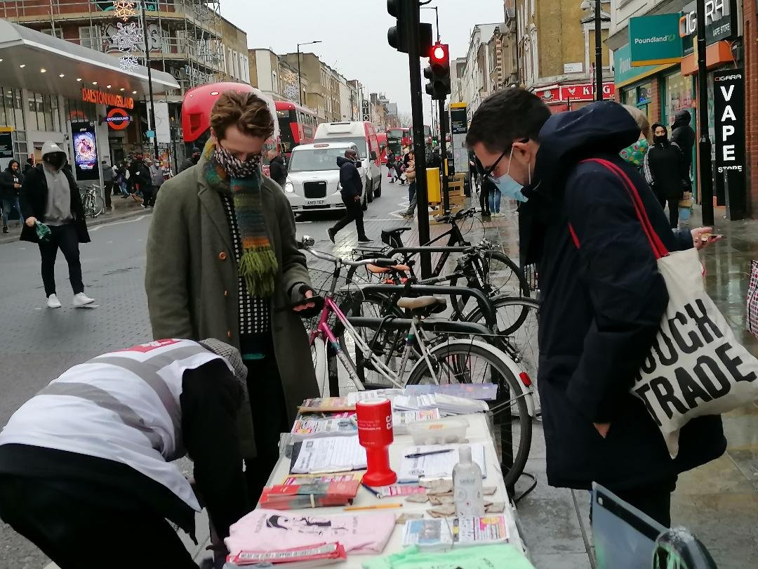 hackneysutr's tweet photo. @AntiRacismDay @hackneysutr members were out in Dalston, E8 today to
"Say it LOUD and CLEAR -
#RefugeesWelcomeHere"
#NoNationalityandBordersBill
#NotoPushbacks".
No to @pritipatel's state sanctioned murder of #asaylumseekers.
Lots of money was raised for @Care4Calais.
✊🏽✊🏾✊🏿✊ https://t.co/7caExvznX8