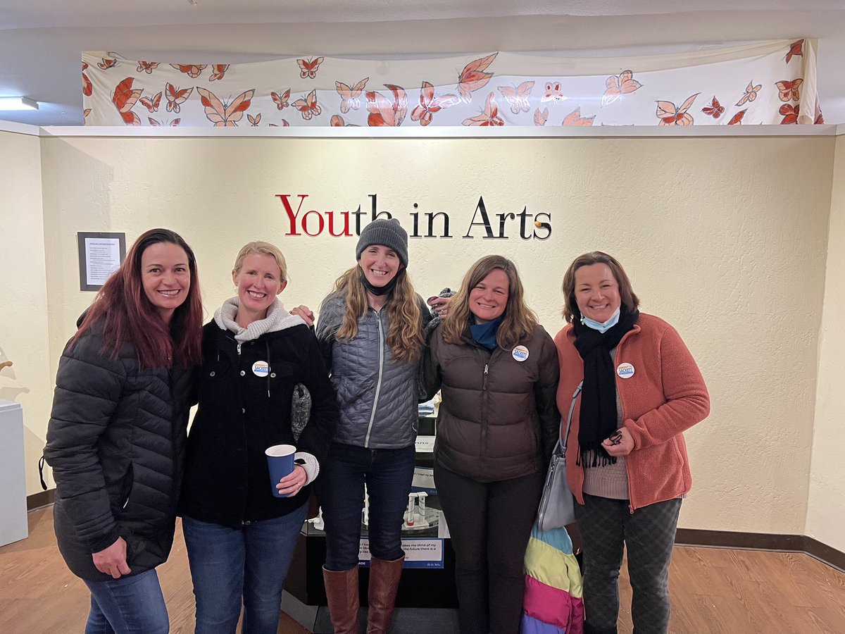 Sackett4Sup2022's tweet photo. A cold winters night enjoying #SparkleandCheer in @DowntownSanRafael with friends and family. Amazing local art work at @artworksdowntown and @youthinarts. https://t.co/nCZaqW07pu