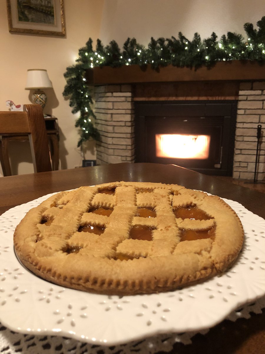 Idri84's tweet photo. Luci natalizie,caminetto acceso e io che a un certo punto avevo voglia di dolci..sarà stato l’effetto del #vaccino ? forse è solo #golosità 😂 https://t.co/1BmOqMheeo