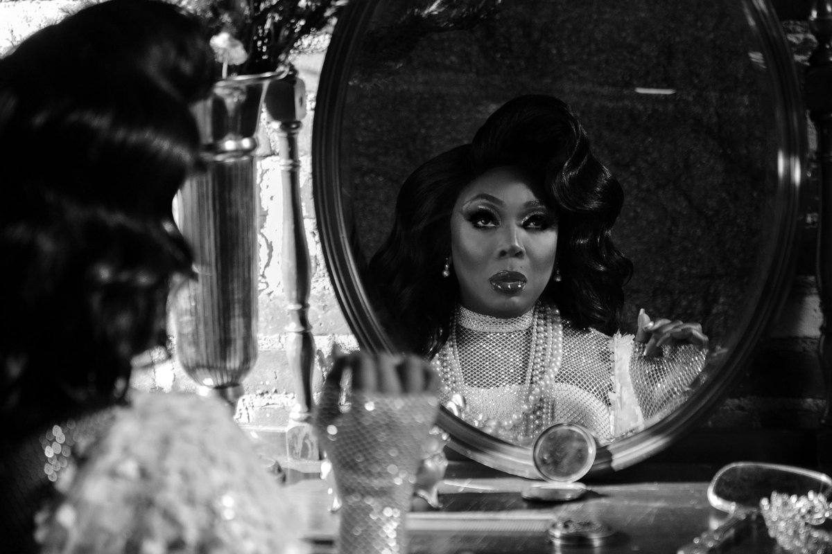 BeBeZaharaBenet's tweet photo. Mirror, mirror on the wall…Who’s the fiercest of them all? #SantaBeBe 

Photo: @randallstarr https://t.co/5SMzYiIgIt